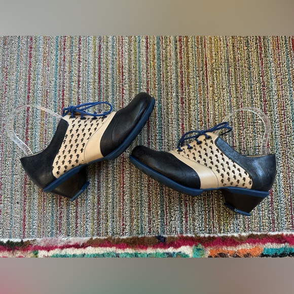 Fluevog NEARLY NEW Hopes Promise navy/cream lace up heels w/ F cutouts - 7.5/8 - Picture 8 of 16